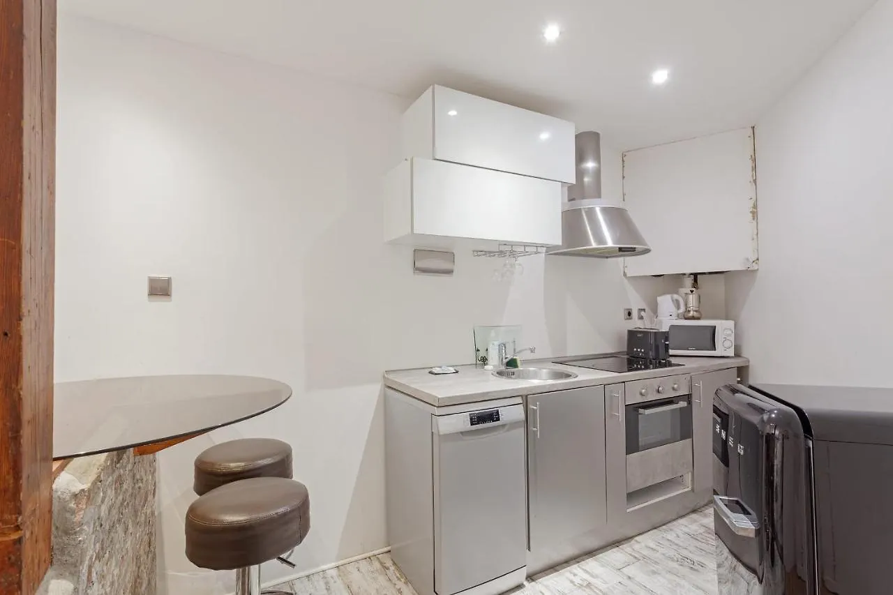 Bright 2 Bedroom Apartment In 파리