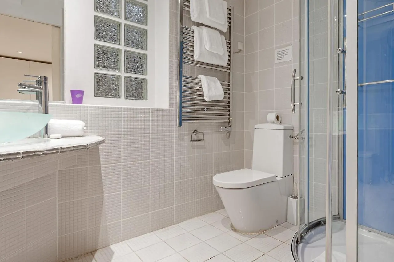 Bright 2 Bedroom Apartment In 파리 0*,  프랑스