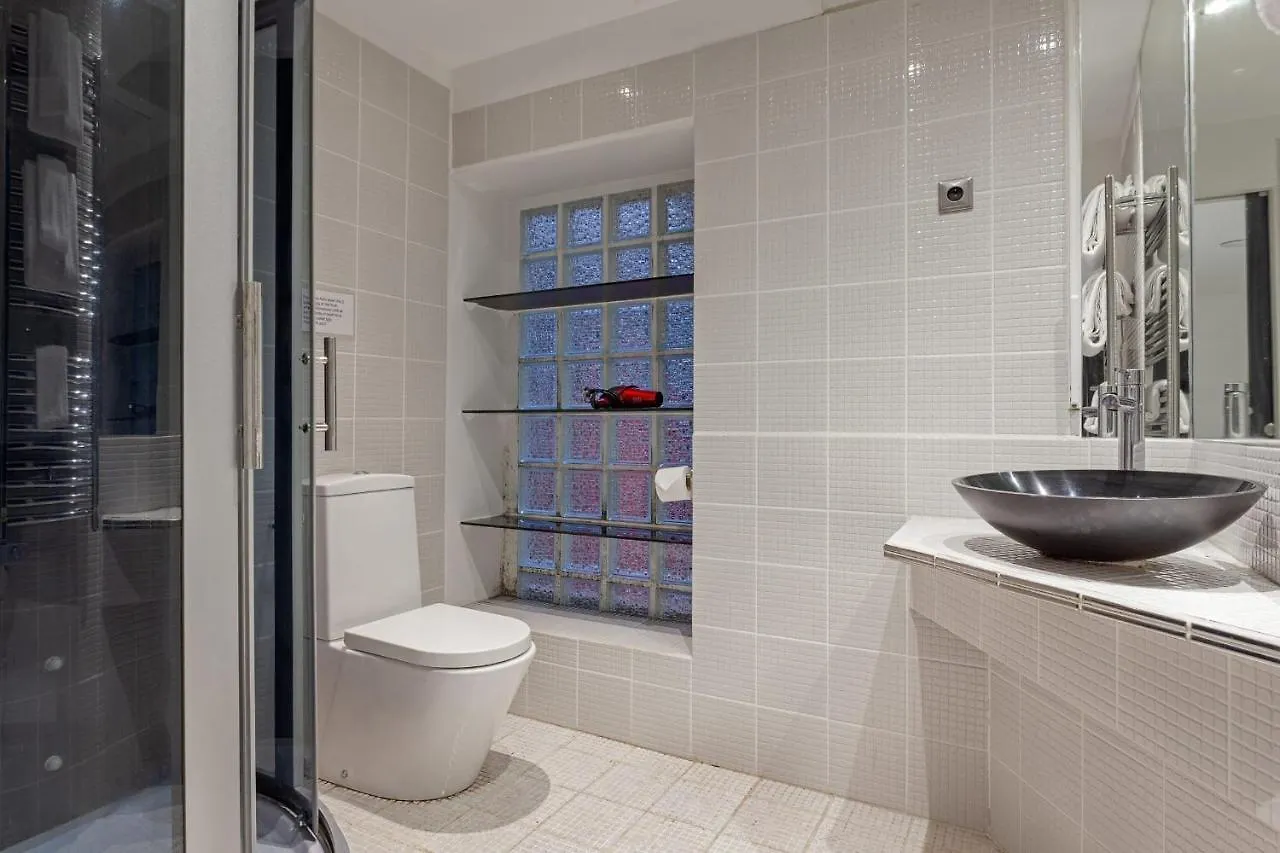 Bright 2 Bedroom Apartment In 파리